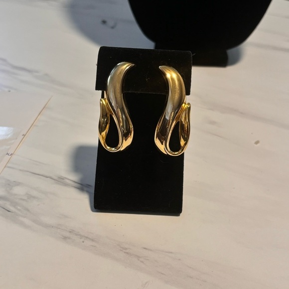 Retro vintage large gold tone pierced earrings - Picture 6 of 7